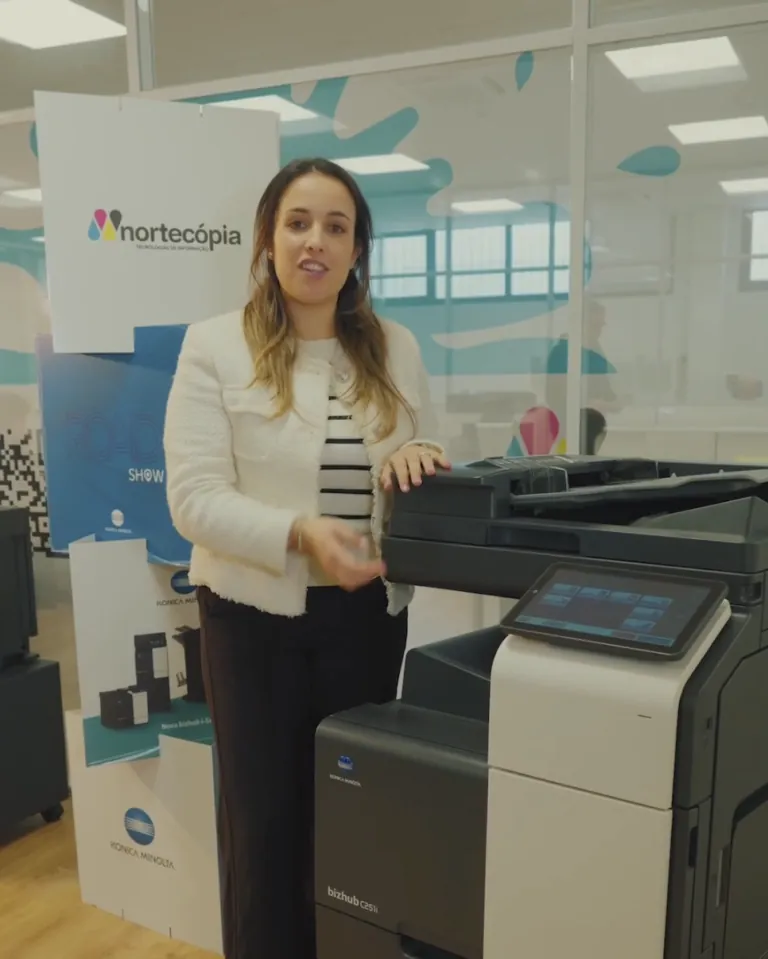 Demonstração de uma impressora Konica Minolta